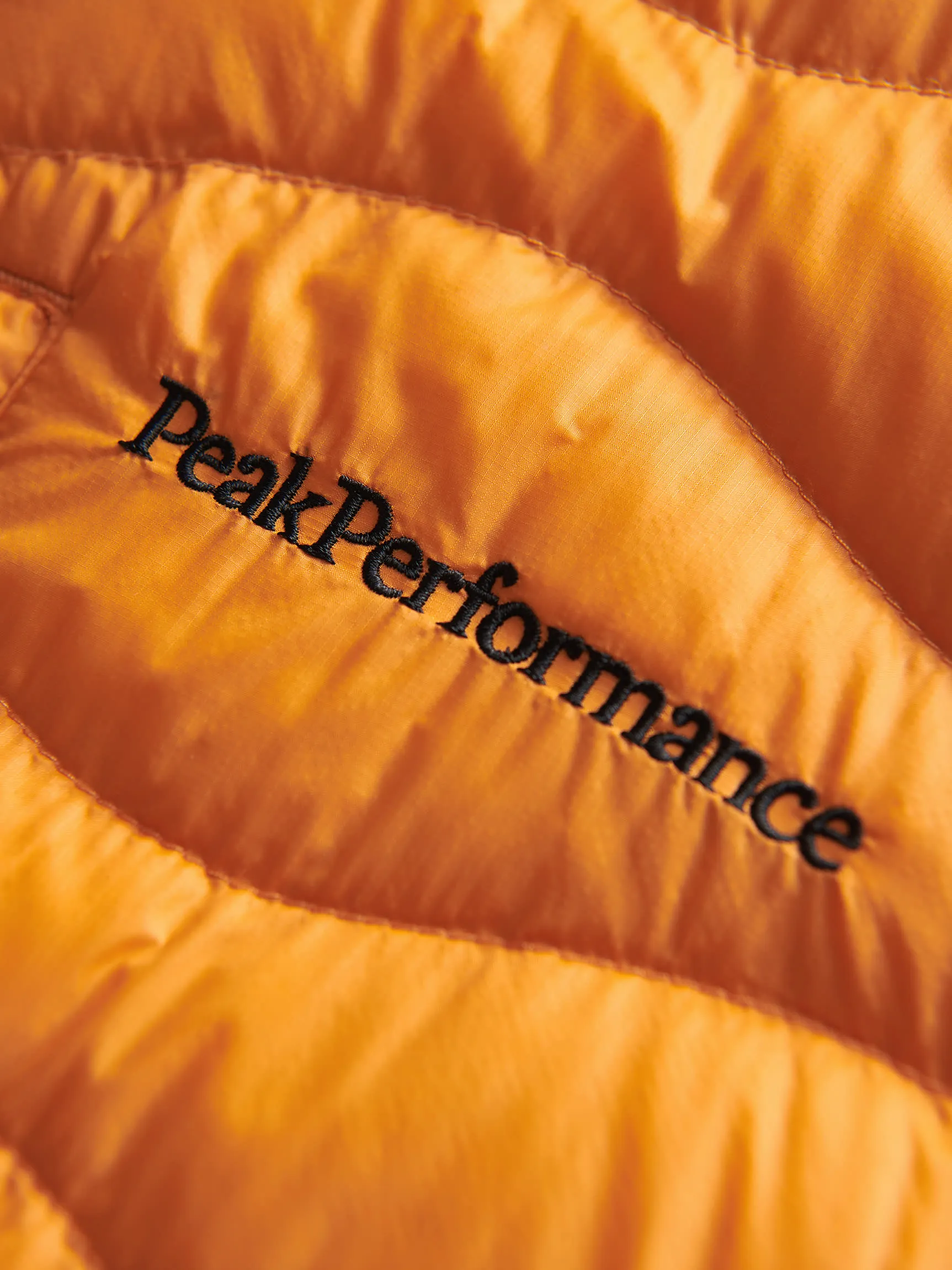 Peak Performance Men&#x27;s Helium Down Hybrid Hood Orange Ochre | Buy Peak Performance Men&#x27;s Helium Down Hybrid Hood Orange Ochre here | Outnorth